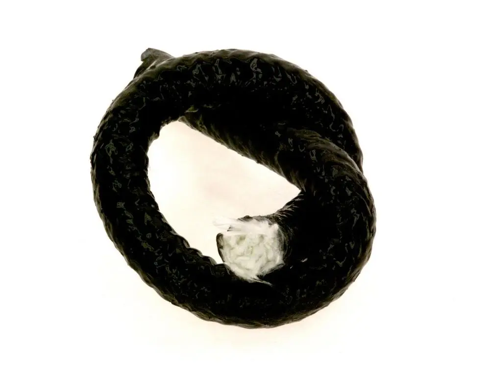 Schwarze, gewundene Dichtschnur von Bosch mit glatter Oberfläche. Die Schnur hat einen geschlossenen Ring.